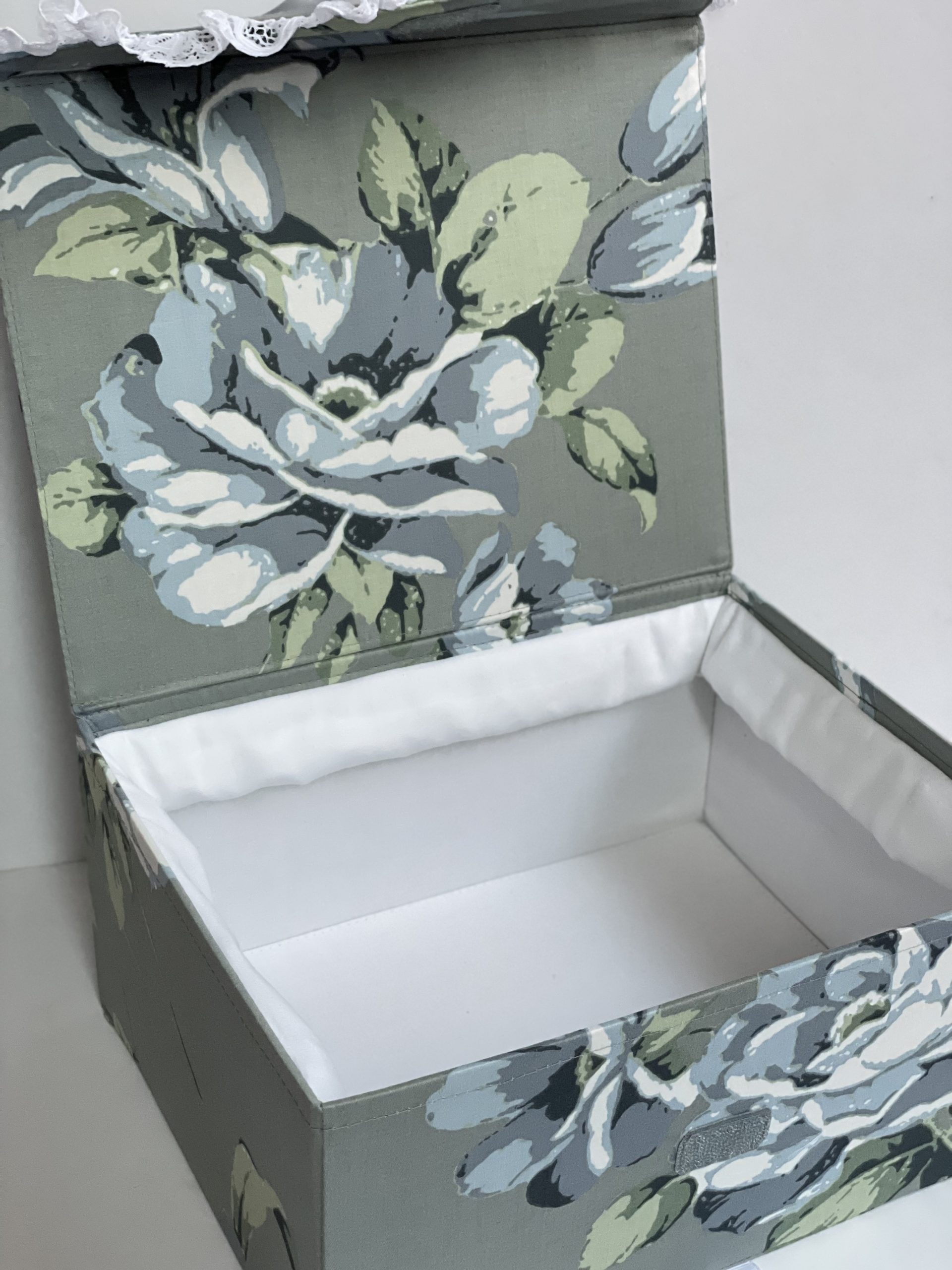 Magnoliju atmiņu lādīte ar mežģīnes maliņu. Personalizēta dāvana. - Image 2